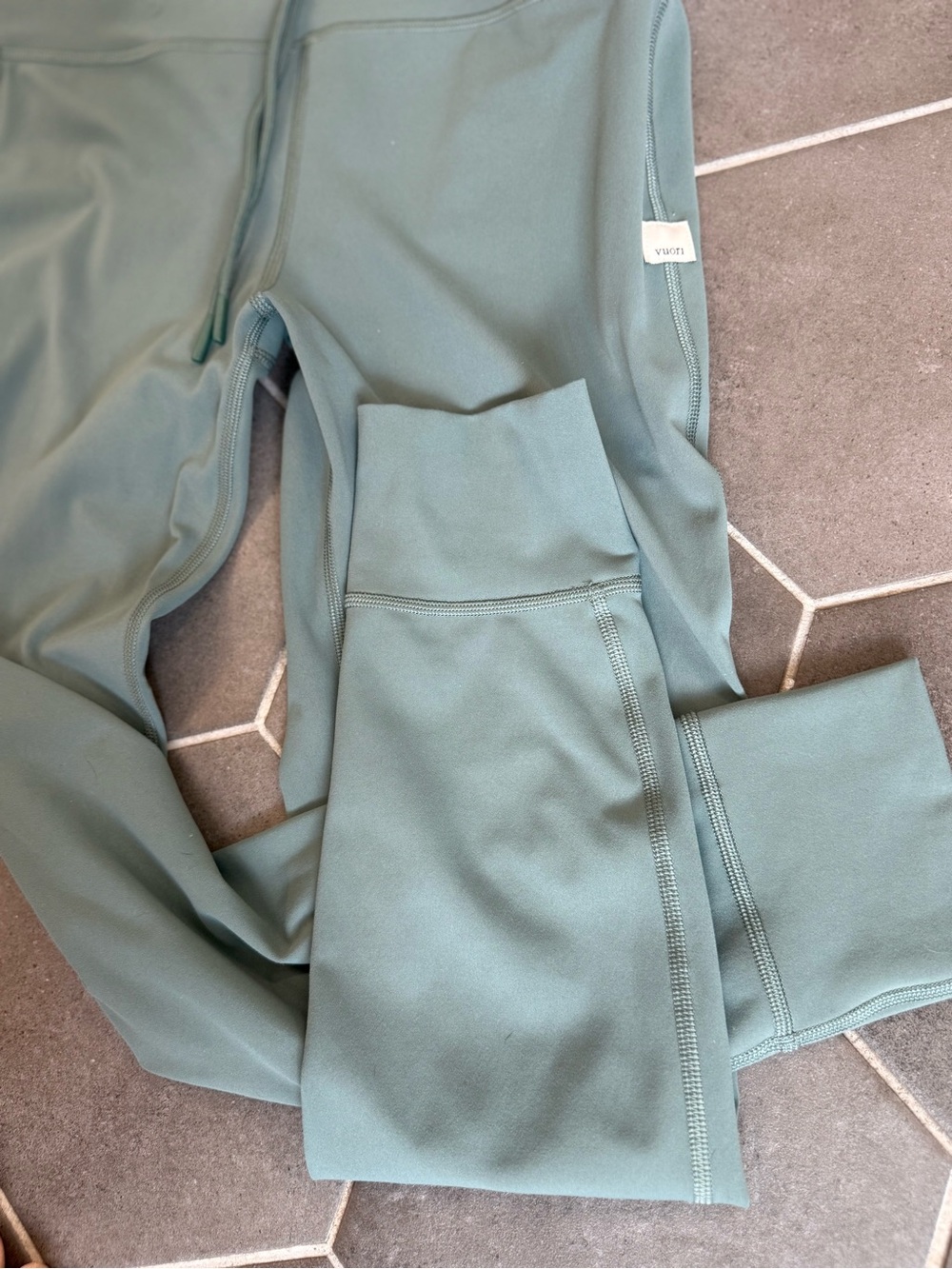 Vuori Women's Leggings in Sage Green - Picture 3 of 6